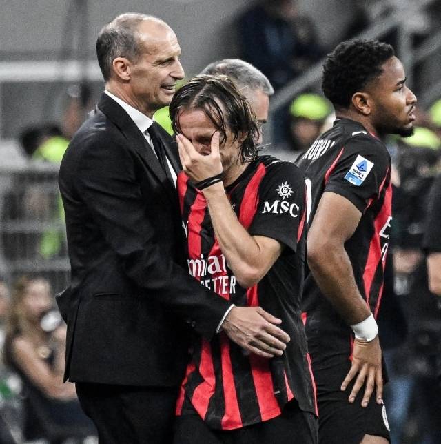 밀란은 “모드리치는 왼 광대뼈의 복합 다발성 골절 부상을 당했다. 다행히 수술은 성공적으로 끝났다”며 “월드컵을 앞둔 상황인 만큼 빠른 회복을 기원한다”고 전했다. 월드컵 개막이 점점 다가오는 현재, 모드리치의 광대뼈 골절 부상 소식은 대단히 안타깝다. 특히 그의 라스트 댄스를 화려하게 만들어줘야 할 크로아티아는 불안한 상황이다. 사진=EPA=연합뉴스