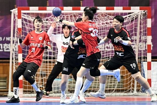 사진 신한 SOL Bank 25-26 핸드볼 H리그 SK슈가글라이더즈와 삼척시청 경기 모습, 사진 제공=한국핸드볼연맹