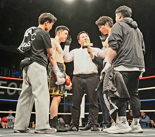 랭킹 1위 김용욱과 6위 이규현이 2026년 4월 서울특별시 강남구 섬유센터 이벤트홀 특설링 KBM 라이트헤비급 챔피언결정전에 앞서 손경수 주심의 설명을 듣고 있다. 사진=한국복싱커미션