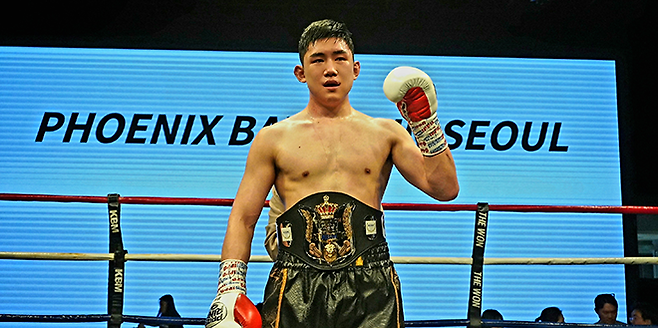 김용욱이 2026년 4월 서울특별시 강남구 섬유센터 이벤트홀 특설링에서 KBM 라이트헤비급 챔피언 등극 기념 촬영을 하고 있다. 슈퍼웰터급에 이어 두 체급 정상을 차지했다. 사진=한국복싱커미션