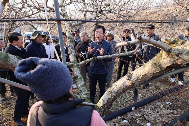 김대현 국립원예특작과학원장이 지난 2월 충북 음성지역 과수농가를 찾아 농업인들과 이야기를 나누고 있다. /사진=농촌진흥청