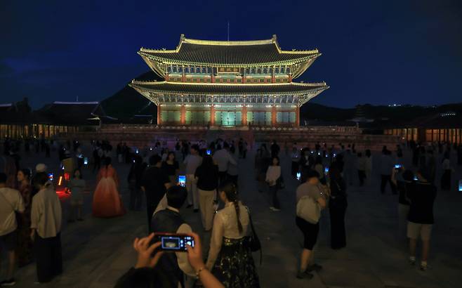 경복궁 야간 관람이 시작된 지난해 9월 3일 오후 서울 종로구 경복궁을 찾은 시민들이 궐내를 둘러보고 있다. / 사진 = 뉴스1