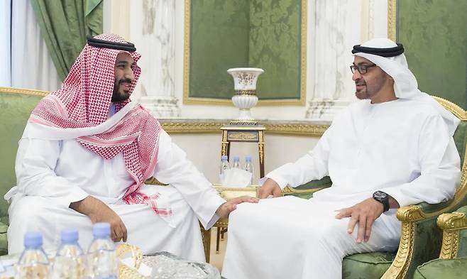 2016년 4월 무함마드 빈살만 사우디아라비아 왕세자(왼쪽)가 당시 아랍에미리트(UAE) 왕세자였던 무함마드 빈자이드 알나히얀에게 자문을 구하고 있다. /로이터=뉴스1