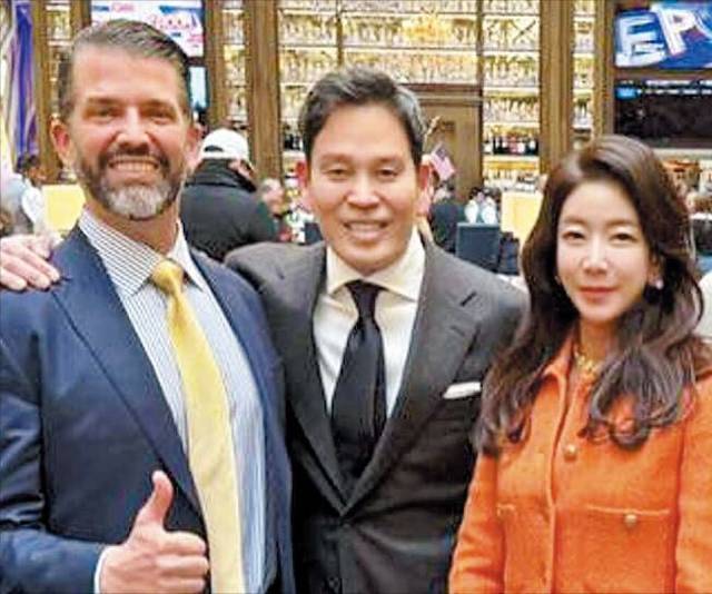 지난해 1월 도널드 트럼프 대통령 취임식 참석차 미국을 찾은 정용진(가운데) 신세계그룹 회장과 부인 한지희씨가 트럼프 주니어와 기념 촬영을 하고 있다. 신세계그룹