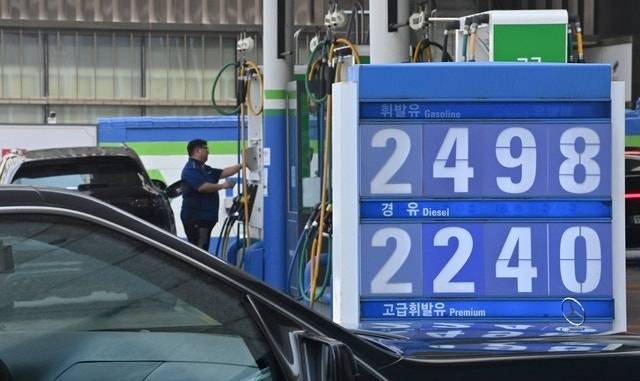 지난달 27일 오전 서울 시내 한 주유소에 유가정보가 표시돼 있다. 백동현 기자