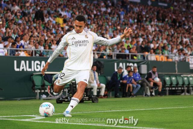 레알 마드리드 트렌트 알렉산더 아놀드가 4월 25일 스페인 세비야의 에스타디오 라 카르투하 데 세비야에서 열린 2025-26시즌 스페인 프리메라리가 32라운드 레알 베티스와의 맞대결에서 코너킥을 차고 있다. /게티이미지코리아