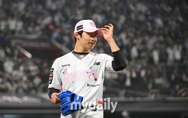 KT 박영현이 11일 두산과의 경기에서 2이닝 세이브를 챙긴 뒤 미소짓고 있다. 박영현은 28일 LG전에서 4아웃 세이브에 실패했다./유진형 기자