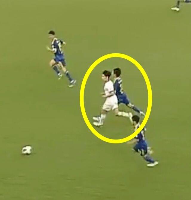 대전 하나시티즌 마사(흰유니폼)가 26일 경기에서 울산 HD의 조현택에게 반칙을 당하며 척추돌기골절 부상을 당했다./중계 화명 캡쳐