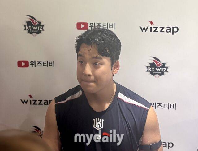 KT 강민성이 28일 LG전을 마친 뒤 취재진과 이야기하고 있다./수원KT위즈파크=김희수 기자
