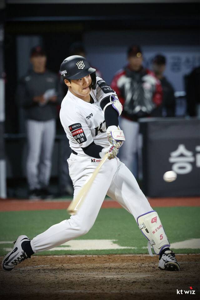 KT 강민성이 28일 LG전에서 끝내기 안타를 날리고 있다./KT wiz