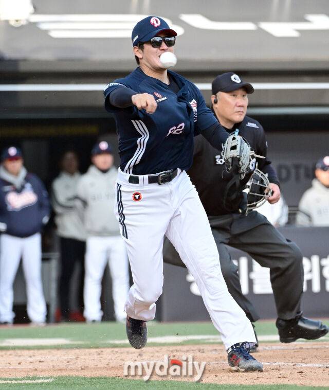 두산 안재석이 11일 KT전에서 송구하고 있다./유진형 기자