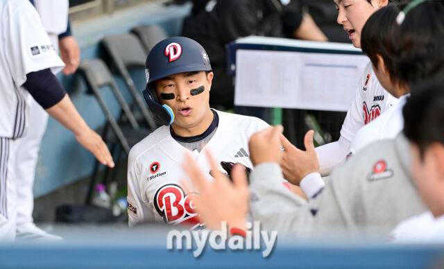 두산 손아섭이 18일 KIA전에서 더그아웃으로 들어와 동료들과 인사하고 있다./유진형 기자