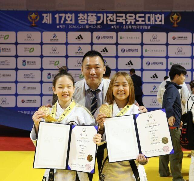 안철웅 관장(가운데)이 이나윤(왼쪽)·김민솔과 우승 기념 촬영을 하고 있다. /안철웅 유도관 제공