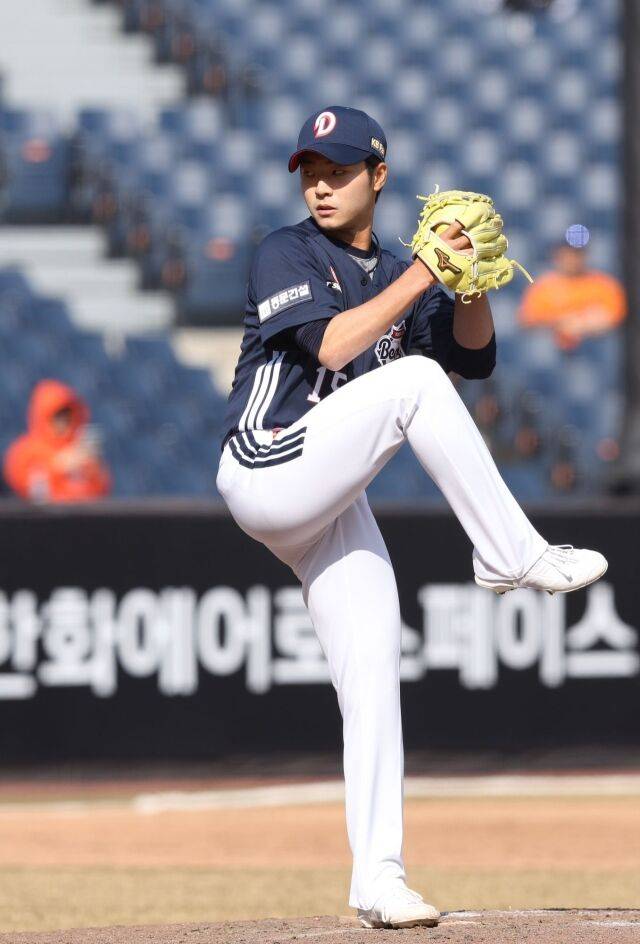 두산 최주형이 3월 17일 시범경기 한화전에서 투구하고 있다./두산 베어스 제공