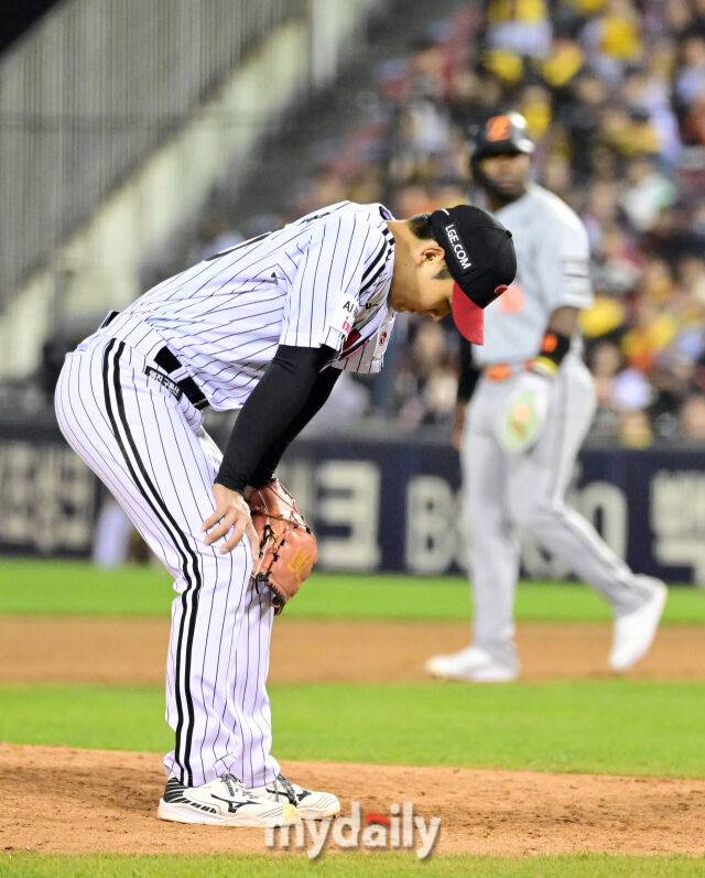 2026년 4월 21일 오후 서울 잠실구장에서 열린 '2026 신한 SOL KBO리그' 한화 이글스와 LG 트윈스의 경기. LG 우강훈이 7회초 1사 만루서 문현빈에게 사구를 허용하며 실점한 뒤 아쉬워고 있다./마이데일리