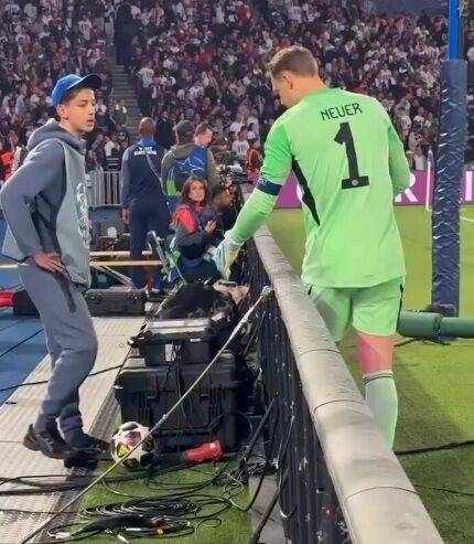 바이에른 뮌헨 골키퍼 노이어(오른쪽)가 29일 프랑스 파리에서 열린 PSG와의 2025-26시즌 UEFA 챔피언스리그 4강 1차전에서 경기장 밖으로 나간 볼을 지켜보고 있다./미디어바이에른