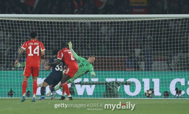 바이에른 뮌헨이 29일 프랑스 파리에서 열린 PSG와의 2025-26시즌 UEFA 챔피언스리그 4강 1차전에서 실점하고 있다./게티이미지코리아