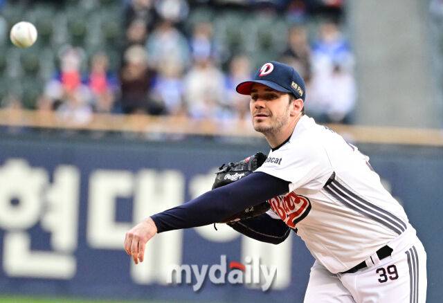 두산 잭로그가 29일 삼성전에서 역투하고 있다./잠실야구장=유진형 기자