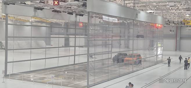 28일(현지시간) 중국 저장성 닝보에 위치한 지리 안전센터에서 비·눈·안개 등 다양한 기상 조건을 구현한 ‘All-weather 환경 시뮬레이션 구역’에서 차량 주행 테스트가 진행되고 있다. 실제 악천후 상황을 재현해 주행 안정성과 센서 인식 성능을 검증하는 공간이다. 정경수 기자