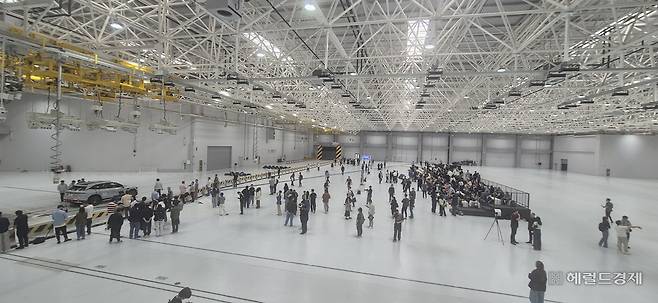 28일(현지시간) 중국 저장성 닝보에 위치한 지리 안전센터에서 글로벌 기자단 220명이 추돌 시험을 지켜보고 있다. 정경수 기자