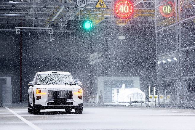 중국 저장성 닝보에 위치한 지리 안전센터에서 비·눈·안개 등 다양한 기상 조건을 구현한 ‘All-weather 환경 시뮬레이션 구역’에서 차량 주행 테스트가 진행되고 있다. 실제 악천후 상황을 재현해 주행 안정성과 센서 인식 성능을 검증하는 공간이다. [지리자동차 제공]