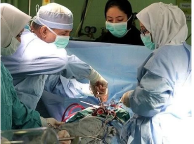 심장 전문의 시절 수술을 집도하고 있는 마수드 페제시키안(왼쪽)  [Trends 캡처]