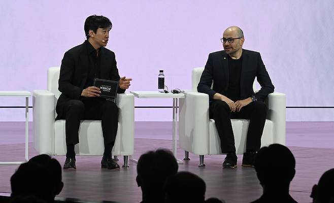 데미스 허사비스(오른쪽) 구글 딥마인드 공동 창업자 및 CEO가 29일 오전 서울 중구 웨스틴 조선 호텔에서 열린 구글 포 코리아 2026에서 알파고의 유산을 이어가는 AI 비전을 주제로 조승연 작가와 대담을 하고 있다.  윤창빈 기자