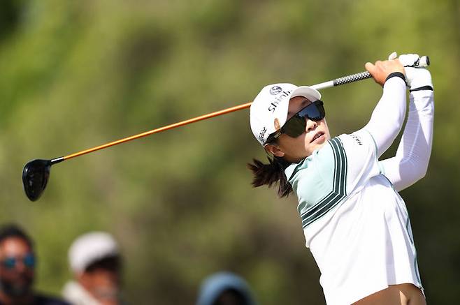 [로스앤젤레스=AP/뉴시스] 임진희가 19일(현지 시간) 미 캘리포니아주 로스앤젤레스 엘 카바예로 컨트리클럽에서 열린 미국여자프로골프(LPGA) 투어 JM 이글 LA 챔피언십 최종 라운드 7번 홀에서 티샷하고 있다. 임진희는 최종 합계 17언더파 271타로 김세영, 해나 그린(호주)과 동타를 이뤄 연장 끝에 그린에게 우승을 내주며 공동 2위로 대회를 마쳤다. 2026.04.20.