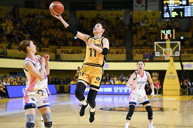 [서울=뉴시스] 조성우 기자 = 24일 청주체육관에서 열린 BNK금융 2025~2026시즌 여자프로농구 챔피언결정전(5전3선승제) 2차전 청주 KB국민은행과 용인 삼성생명의 경기, 국민은행 강이슬이 슛을 시도하고 있다. (사진=WKBL 제공) 2026.04.24. photo@newsis.com *재판매 및 DB 금지