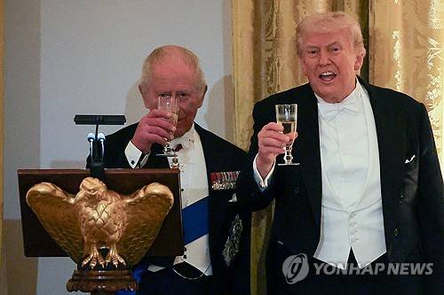 건배하는 찰스 국왕과 트럼프 대통령(오른쪽) [로이터=연합뉴스 제공]