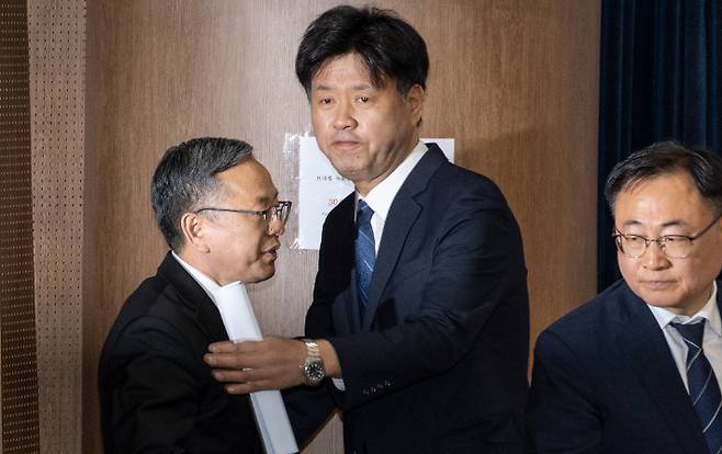 6·3 지방선거와 같이 치러질 국회의원 재·보궐 선거에 공천을 희망했다 좌절된 이재명 대통령 측근 김용 전 민주연구원 부원장이 28일 국회 소통관에서 기자회견을 마친 뒤 민주당 김문수 위원과 악수하고 있다. 연합뉴스