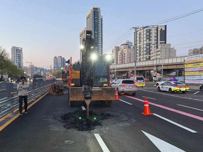 지난 5일 내성지하차도 침하 구간에 대한 복구작업이 진행되고 있다. 부산시 제공