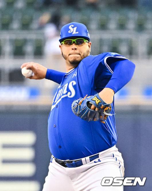 [OSEN=잠실, 박준형 기자] 28일 오후 서울 잠실구장에서 2026 신한 SOL KBO리그 두산 베어스와 삼성 라이온즈의 경기가 진행됐다.이날 두산은 곽빈을, 삼성은 후라도를 선발투수로 내세웠다. 1회말 삼성 선발투수 후라도가 역투하고 있다.   2026.04.28 / soul1014@osen.co.kr