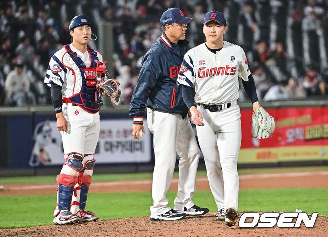 [OSEN=부산, 이석우 기자] 28일 부산 사직야구장에서 2026 신한 SOL KBO 리그 롯데 자이언츠와 키움 히어로즈의 경기가 열렸다. 홈팀 롯데는 김진욱이, 방문팀 키움은 알칸타라가 선발 출전했다.롯데 자이언츠 최준용이 9회초 무사 3루 키움 히어로즈 브룩스에게 1타점 안타를 맞고 교체되고 있다. 2026.04.28 / foto0307@osen.co.kr