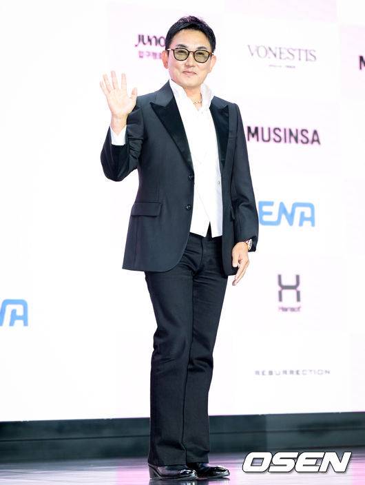 [OSEN=조은정 기자]ENA ‘더 스카웃’ 제작발표회가 29일 서울 마포구 서울 큐브컨벤션센터에서 열렸다.‘더 스카웃’은 가요계 최고 전문가들이 ‘아직 자신의 재능을 제대로 펼치지 못한 원석’을 직접 발굴하고, 그들에게 새로운 방향성과 가능성을 제시하는 성장형 음악 프로젝트다.가수 이승철이 포즈를 취하고 있다. 2026.04.29 /cej@osen.co.kr