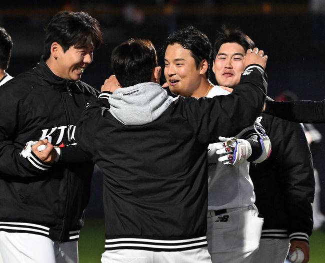 [OSEN=수원, 이대선 기자] 28일 수원 KT위즈파크에서 2026 신한 SOL KBO리그 KT 위즈와 LG 트윈스의 경기가 열렸다.이날 KT는 맷 사우어, LG는 라클란 웰스를 선발로 내세웠다.10회말 2사 1,2루에서 KT 강민성이 끝내기 안타를 치고 환호하고 있다. 2026.04.28 /sunday@osen.co.kr