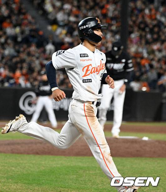 [OSEN=대전, 이대선 기자] 31일 대전 한화생명볼파크에서 2026 신한 SOL KBO리그 한화 이글스와 KT 위즈의 경기가 열렸다.이날 한화는 오웬 화이트, KT는 케일럽 보쉴리를 선발로 내세웠다.7회말 1사에서 한화 오재원이 볼넷으로 출루하고 있다. 2026.03.31 /sunday@osen.co.kr