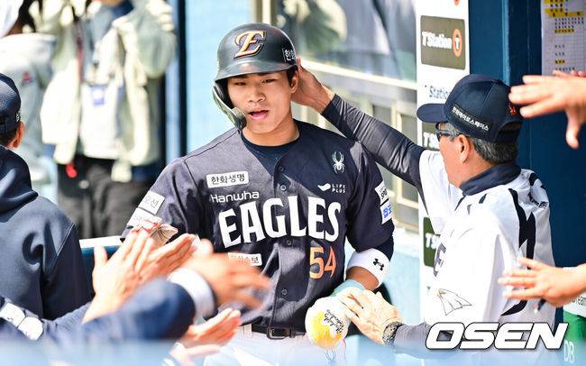 [OSEN=잠실, 박준형 기자] 4일 오후 서울 잠실구장에서 ‘2026 신한은행 SOL Bank KBO리그’ 두산 베어스와 한화 이글스의 경기가 진행됐다.이날 두산은 곽빈을, 한화는 왕옌청이 선발투수로 내세웠다.  1회초 무사 2,3루 한화 문현빈의 선취 2타점 적시타때 3루 주자 오재원이 득점 후 동료들의 축하를 받고 있다.       2026.04.04 / soul1014@osen.co.kr