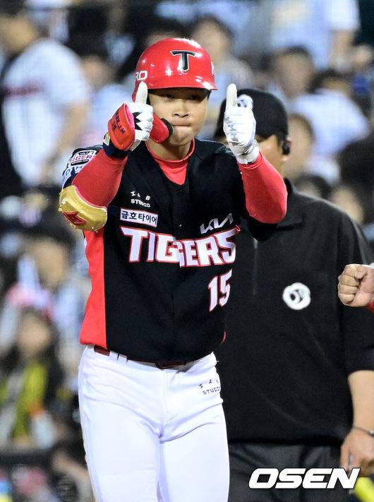 [OSEN=잠실, 최규한 기자] 18일 오후 서울 잠실야구장에서 ‘2026 신한 SOL KBO리그’ 두산 베어스와 KIA 타이거즈의 경기가 열렸다.홈팀 두산은 최승용, 방문팀 KIA는 애덤 올러를 선발로 내세웠다.9회초 1사 1루 상황 KIA 박재현이 안타를 날리고 1루에 안착해 기뻐하고 있다. 2026.04.18 / dreamer@osen.co.kr