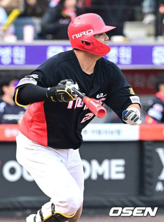 [OSEN=대전, 최규한 기자] 11일 대전 한화생명볼파크에서 ‘2026 신한 SOL KBO리그’ 한화 이글스와 KIA 타이거즈의 경기가 열렸다.홈팀 한화는 왕옌청, 방문팀 KIA는 이의리를 선발로 내세웠다. 8회초 2사 1, 2루 상황 KIA 한준수가 역전 1타점 적시타를 날리고 있다. 2026.04.11 / dreamer@osen.co.kr