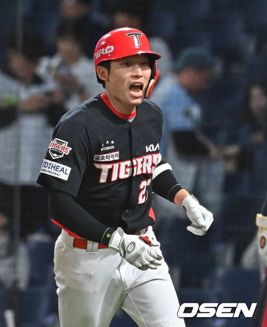 [OSEN=창원, 이석우 기자] 29일 창원NC파크에서 2026 신한 SOL KBO 리그 NC 다이노스와 KIA 타이거즈의 경기가 열렸다. 홈팀 NC는 구창모가, 방문팀 KIA는 이의리가 선발 출전했다. KIA 타이거즈 김호령이 연장 10회초 1사 2,3루 중월 3점 홈런을 치고 환호하고 있다. 2026.04.29 / foto0307@osen.co.kr