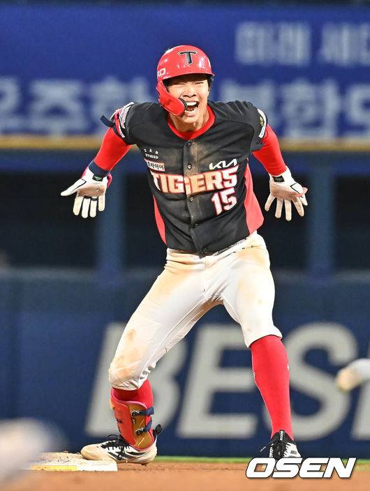 [OSEN=창원, 이석우 기자] 29일 창원NC파크에서 2026 신한 SOL KBO 리그 NC 다이노스와 KIA 타이거즈의 경기가 열렸다. 홈팀 NC는 구창모가, 방문팀 KIA는 이의리가 선발 출전했다. KIA 타이거즈 박재현이 연장 10회초 1사 1,2루 우익수 뒤 1타점 2루타를 치고 환호하고 있다. 2026.04.29 / foto0307@osen.co.kr