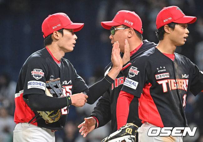 [OSEN=창원, 이석우 기자] 29일 창원NC파크에서 2026 신한 SOL KBO 리그 NC 다이노스와 KIA 타이거즈의 경기가 열렸다. 홈팀 NC는 구창모가, 방문팀 KIA는 이의리가 선발 출전했다. KIA 타이거즈 이범호 감독이 NC 다이노스에 연장 승부끝에 9-4로 승리한 후 김호령과 하이파이브를 하고 있다. 2026.04.29 / foto0307@osen.co.kr