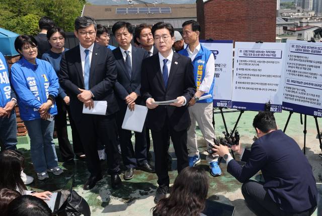 ▲더불어민주당 정원오 서울시장 후보가 29일 서울 성북구 장위 14주택 재개발구역을 둘러본 뒤 공약 발표를 하고 있다. ⓒ연합뉴스