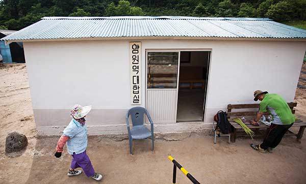 세계에서 가장 작은 역이라는 별명을 가진 양원역. 작은 대합실과 승강장이 전부다. 물론 팩트체크는 좀 더 해봐야 한다. 세계에는 저마다 가장 작다고 자처하는 역이 수십 개가 넘는다.