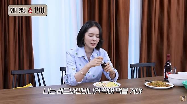 혈당 관리를 위해 음식에 레드와인비니거를 곁들이는 배우 한가인의 모습. 유튜브 채널 ‘자유부인 한가인’ 캡처