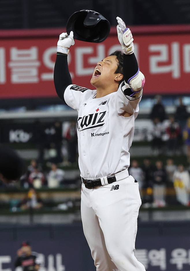 28일 경기도 수원케이티위즈파크에서 열린 2026 KBO리그 프로야구 LG 트윈스와 kt wiz의 경기. 10회말 2사 주자 1,2루에서 끝내기 안타를 친 KT 강민성이 기뻐하고 있다. 연합뉴스