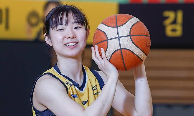 청주 KB 허예은이 29일 청주체육관에서 가진 인터뷰에서 포즈를 취하고 있다. 2025∼2026 여자프로농구 챔피언결정전 3연승을 이끌며 생애 첫 챔프전 최우수선수(MVP)에 오른 허예은은 우승의 기쁨 속에 환한 미소를 보였다. 청주=최상수 기자
