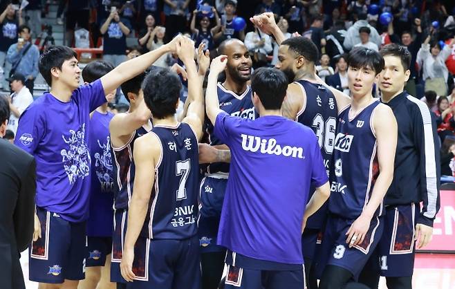 승리의 기쁨 나누는 KCC 선수들 - 부산 KCC 선수들이 28일 부산 사직체육관에서 열린 2025~26 프로농구 4강 플레이오프 3차전에서 안양 정관장을 꺾고 승리한 후 함께 모여 기뻐하고 있다. 2026.4.28  부산 연합뉴스