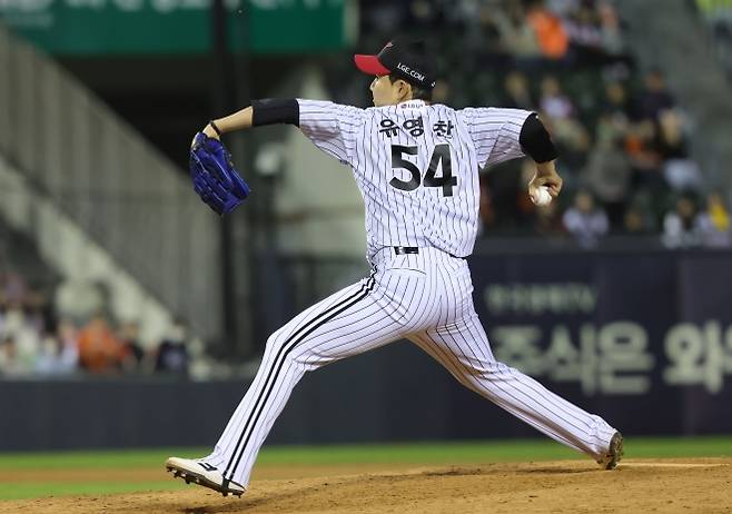 21일 서울 송파구 잠실야구장에서 열린 한화 이글스와 LG 트윈스의 경기 9회초 등판한 마무리 투수 유영찬이 공을 던지고 있다. 뉴시스